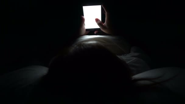 Mujer Asiática Jugar Smartphone Cama Por Noche Tailandia Personas — Vídeos de Stock