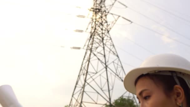 Vista Engenheiro Feminino Que Trabalha Perto Estação Eletricidade — Vídeo de Stock