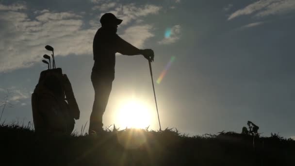 Silueta Golfista Asiático Jugando Golf Durante Hermosa Puesta Del Sol — Vídeos de Stock