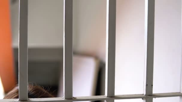 Mulher Desesperada Para Pegar Prisão Ferro Conceito Prisioneiro — Vídeo de Stock