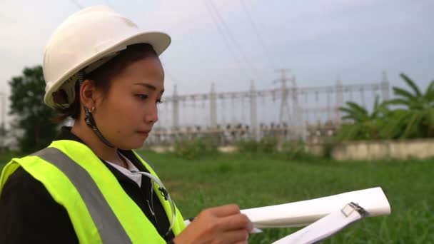 発電所の近くで働く女性技術者の見解 — ストック動画