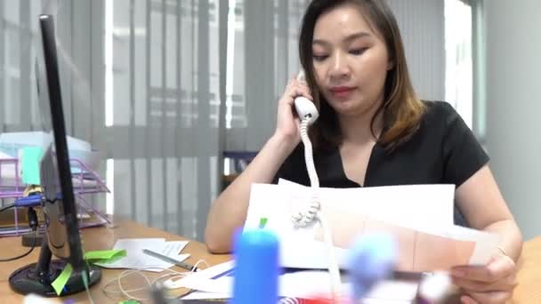 Νεαρά Ασιατικές Επιχειρήσεις Γυναίκα Που Εργάζεται Στο Σύγχρονο Γραφείο — Αρχείο Βίντεο