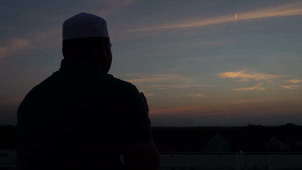 Jonge Aziatische Moslim Man Biddend Bij Zonsondergang — Stockvideo