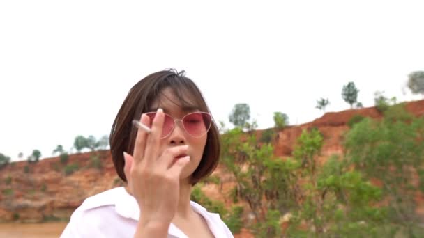 美丽的泰国人在沙漠里抽烟 — 图库视频影像