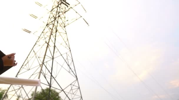 Vue Une Ingénieure Travaillant Près Une Centrale Électrique — Video