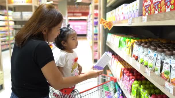 Mother Cute Daughter Choosing Products Supermarket — Stock Video