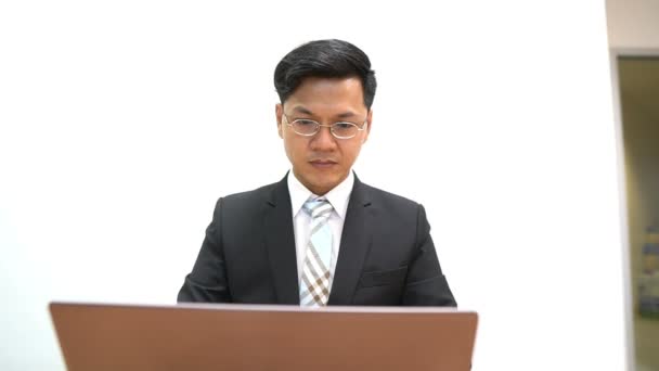 Porträt Eines Jungen Asiatischen Geschäftsmannes Auf Weißem Hintergrund Modernes Businessman — Stockvideo