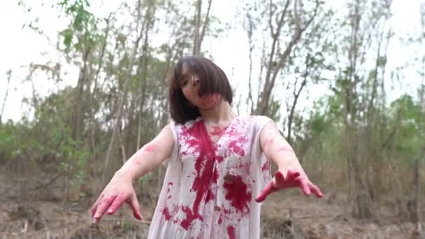 Asiático Mujer Con Zombie Maquillaje Sangre Blanco Vestido Escena Horror — Vídeo de stock