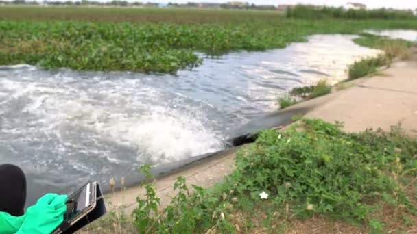 Женщина Эколог Работает Рядом Станцией Очистки Воды — стоковое видео