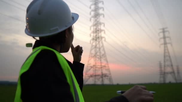 Blick Auf Ingenieurin Die Der Nähe Von Elektrizitätswerk Arbeitet — Stockvideo