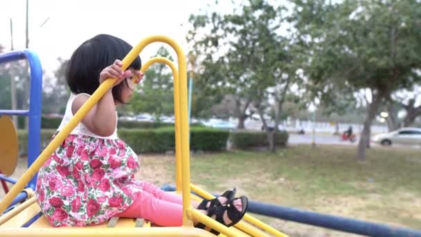 Nettes Kleines Mädchen Spielt Tagsüber Auf Dem Spielplatz — Stockvideo