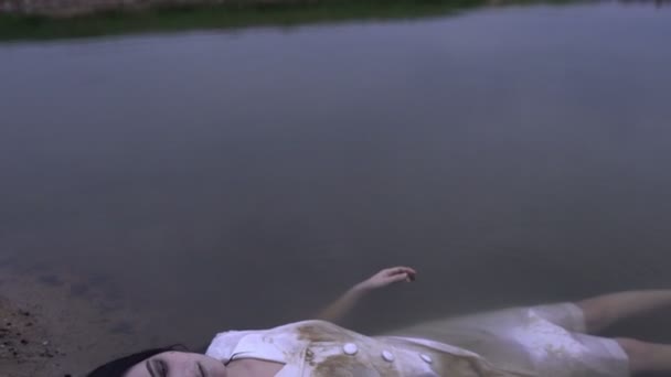 アジアの女性は沼やホラーシーン怖い背景で幽霊の顔をしています — ストック動画