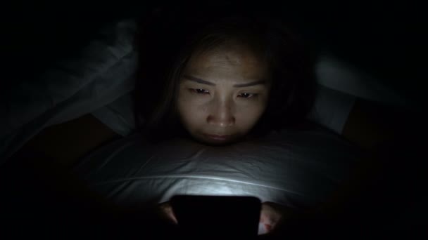 Asiatische Frau Spielen Smartphone Das Bett Der Nacht Thailändische Menschen — Stockvideo