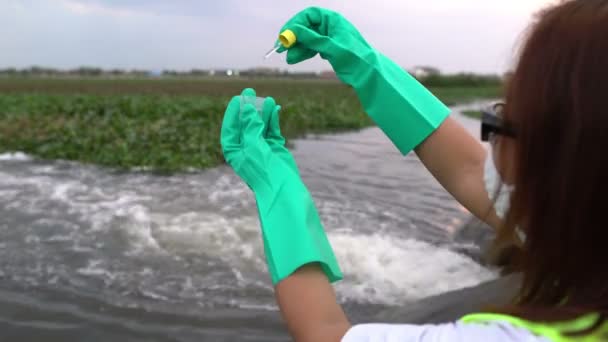 Vrouwelijke Ecoloog Werkt Buurt Van Waterzuiveringsstation — Stockvideo