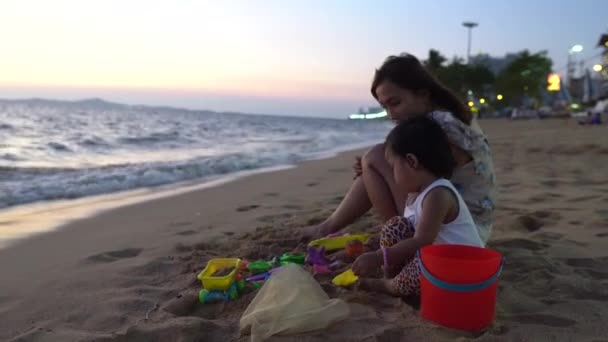 Mãe Filha Praia Mar Pôr Sol Conceito Férias — Vídeo de Stock