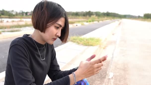Portré Gyönyörű Ázsiai Korcsolyázó Lány Segítségével Smartphone — Stock videók
