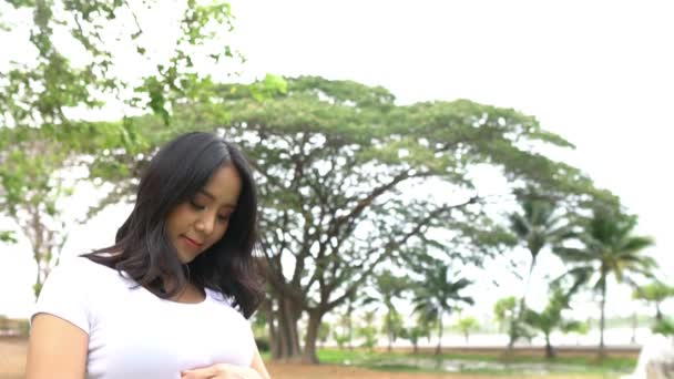 Portrait Jeune Femme Enceinte Plein Air — Video