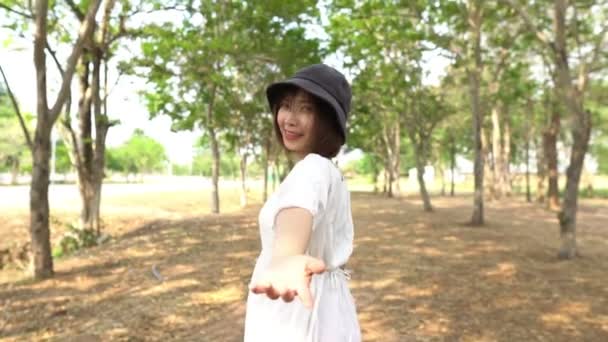 Jeune Femme Asiatique Courir Dans Parc Ensoleillé — Video