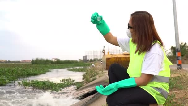 Ecologista Feminina Trabalhando Perto Estação Limpeza Água — Vídeo de Stock