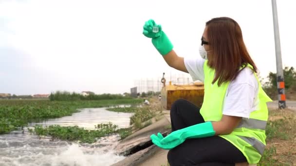 Vrouwelijke Ecoloog Werkt Buurt Van Waterzuiveringsstation — Stockvideo