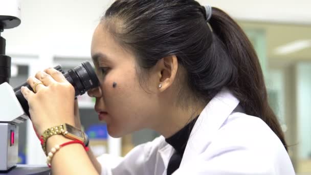 在实验室工作的女科学家的近照 — 图库视频影像