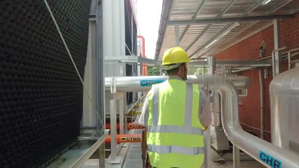 Asiatique ingénieur maintenance vérification des données techniques des équipements du système de chauffage 