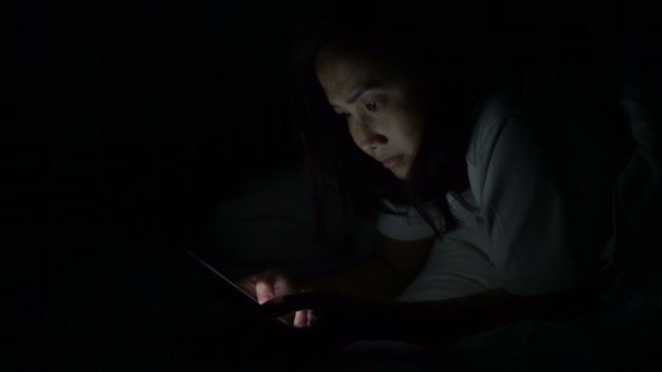 Azjatka Grać Smartfonie Łóżku Nocy Ludzie Tajlandii — Wideo stockowe