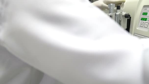 Nahaufnahme Einer Wissenschaftlerin Die Labor Arbeitet — Stockvideo