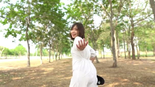 Retrato Mulher Tailandesa Bonita Vestido Branco Verão — Vídeo de Stock