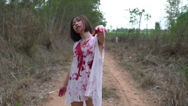 ゾンビとアジアの女性が構成し 白いドレスに血 ホラーシーン ハロウィーンのコンセプト — ストック動画