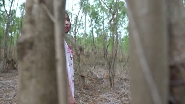 Azjatycka Kobieta Zombie Makijaż Krew Białej Sukience Scena Horror Koncepcja — Wideo stockowe