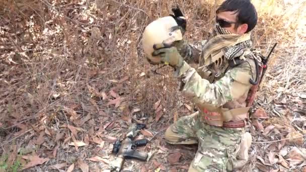 Özel Kuvvetlerin Askeri Harekat Sırasında Çöldeki Askeri Savaş Teması — Stok video