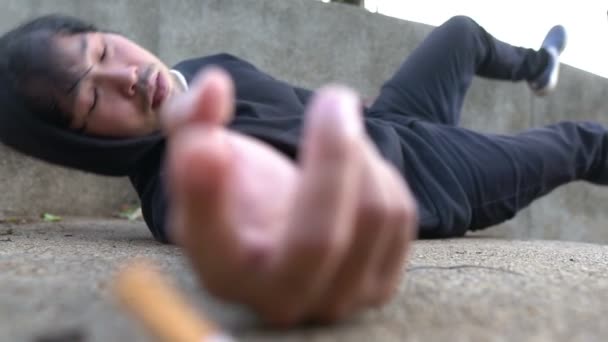 アジアの麻薬中毒の男が苦しんで — ストック動画