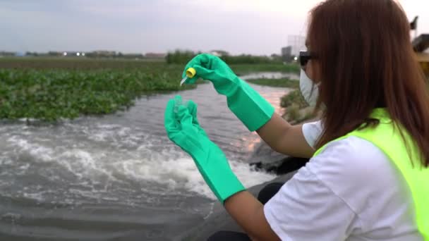Женщина Эколог Работает Рядом Станцией Очистки Воды — стоковое видео