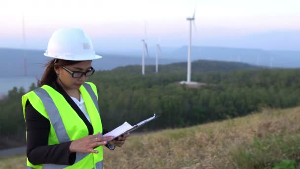 Vista Engenheiro Feminino Que Trabalha Perto Estação Eletricidade — Vídeo de Stock