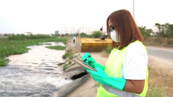 Ökologin Arbeitet Der Nähe Von Wasserreinigungsstation — Stockvideo