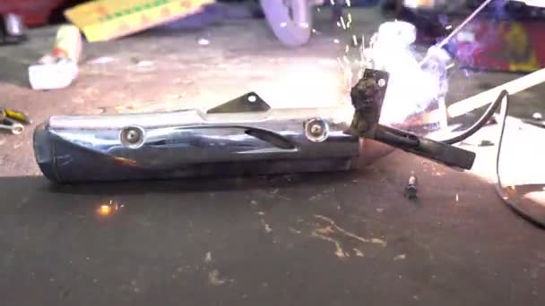 用于组装卡车零件的焊机切割钢 — 图库视频影像