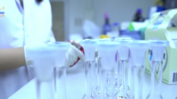 Primo Piano Della Scienziata Che Lavora Laboratorio — Video Stock