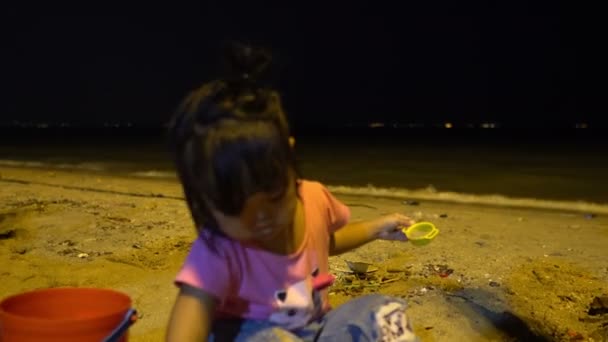 Cute Asian Girl Playing Beach Sea Background Nighttime — Stock Video