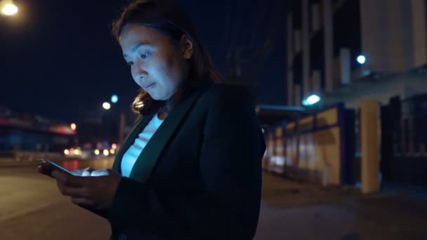 Mujer Asiática Usando Teléfono Inteligente Mientras Está Pie Lado Carretera — Vídeos de Stock