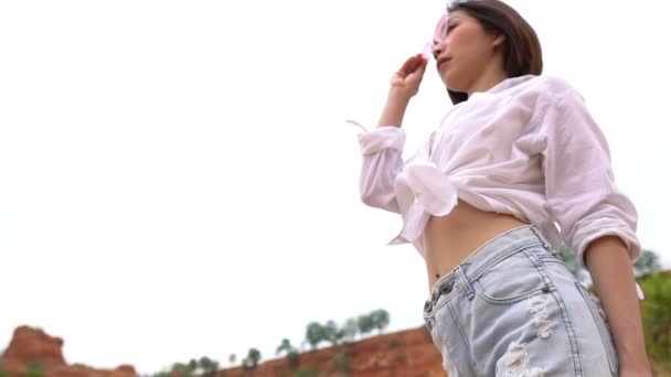 Beautiful Thai Woman Posing Desert — Stock Video