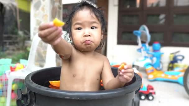 Маленька Дівчинка Приймає Ванну Вдома Азіатський Дитячий Душ Час — стокове відео