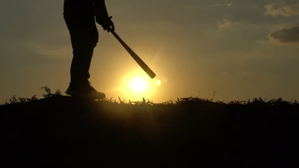 アジア野球選手のシルエット美しい夕日の中でバットとフレックス筋肉 — ストック動画