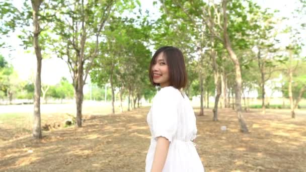 Портрет Красивой Тайской Женщины Белом Платье Летом — стоковое видео