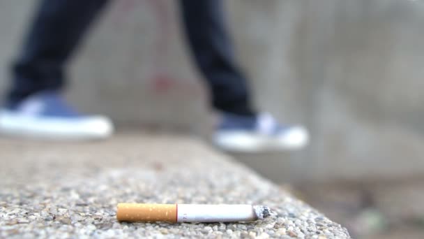 Asijský Muž Házet Cigarety Podlahu Žádný Tabákový Den Koncept — Stock video