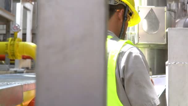 Asian Engineer Maintain Checking Technical Data Heat System Equipment — 비디오