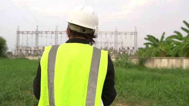 Uitzicht Vrouwelijke Ingenieur Buurt Van Elektriciteitscentrale — Stockvideo