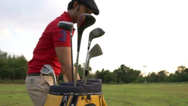Asiatischer Golfer Beim Golfen Bei Strahlendem Sommertag Sportkonzept — Stockvideo
