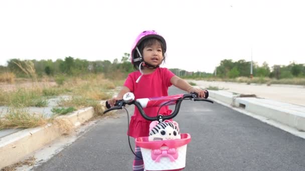 Lindo Poco Asiático Chica Casco Caballo Bicicleta Aire Libre — Vídeos de Stock