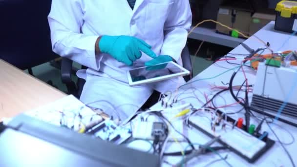 Bekijk Van Mannelijke Ingenieur Testen Hardware Elektronica Concept — Stockvideo